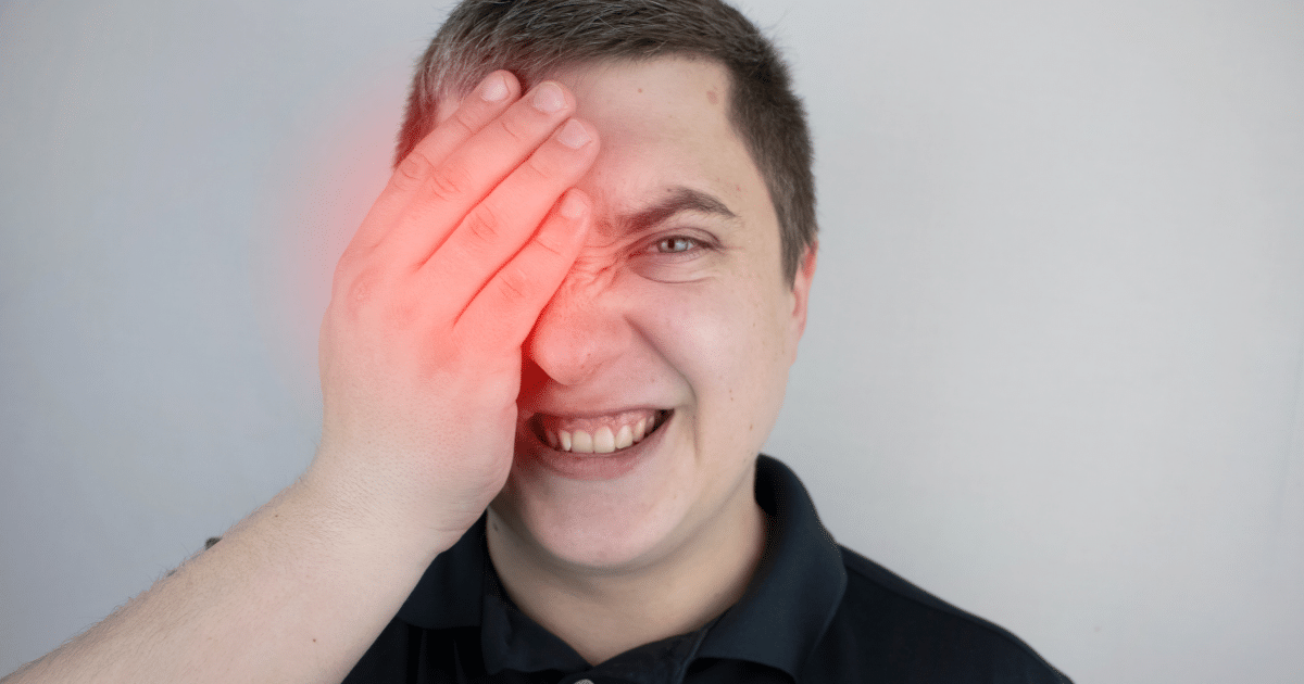 persona affetta da uvette, infiammazione degli occhi